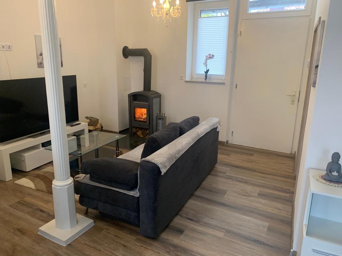 Schöne Kleine Einraumwohnung Mit Küche Und Kamin In Holzthaleben *